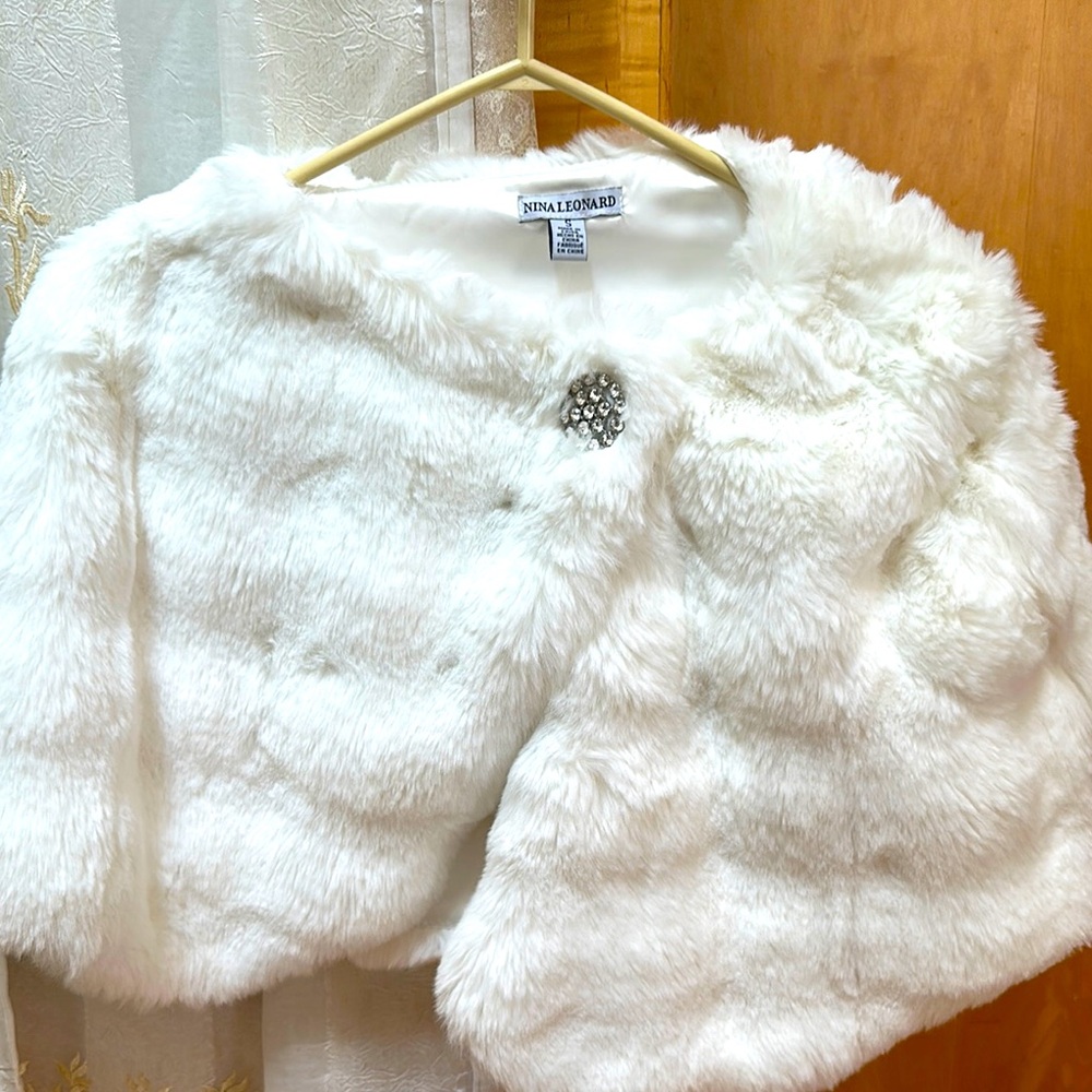 BRAND NEW with Tag: Nina Leonard White Faux Fur Cape with Decorative Closure